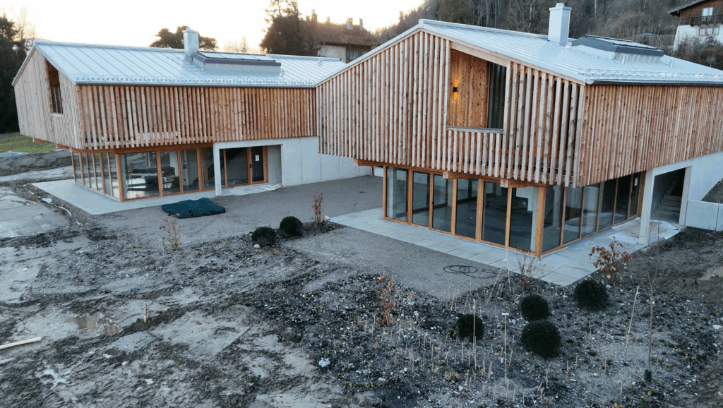 Neubau in moderner Holzbauweise mit Holzfassade