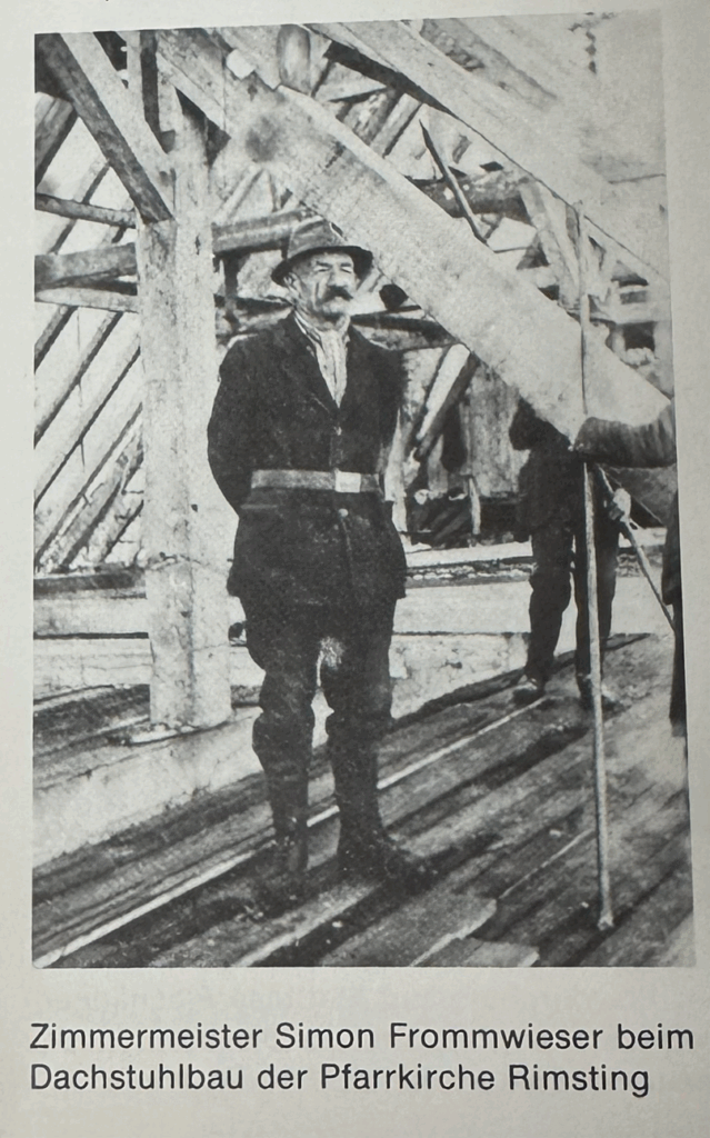 Zimmermeister Simon Frommwieser beim Dachstuhlbau der Pfarrkirche Rimsting
